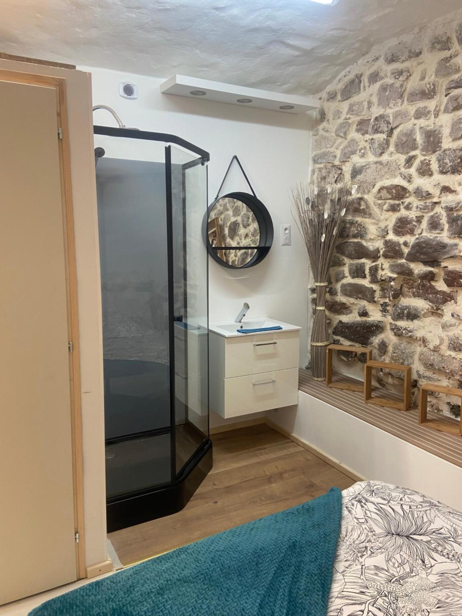 Dans Le Charme De La Pierre Apartment Ла Гард Екстериор снимка