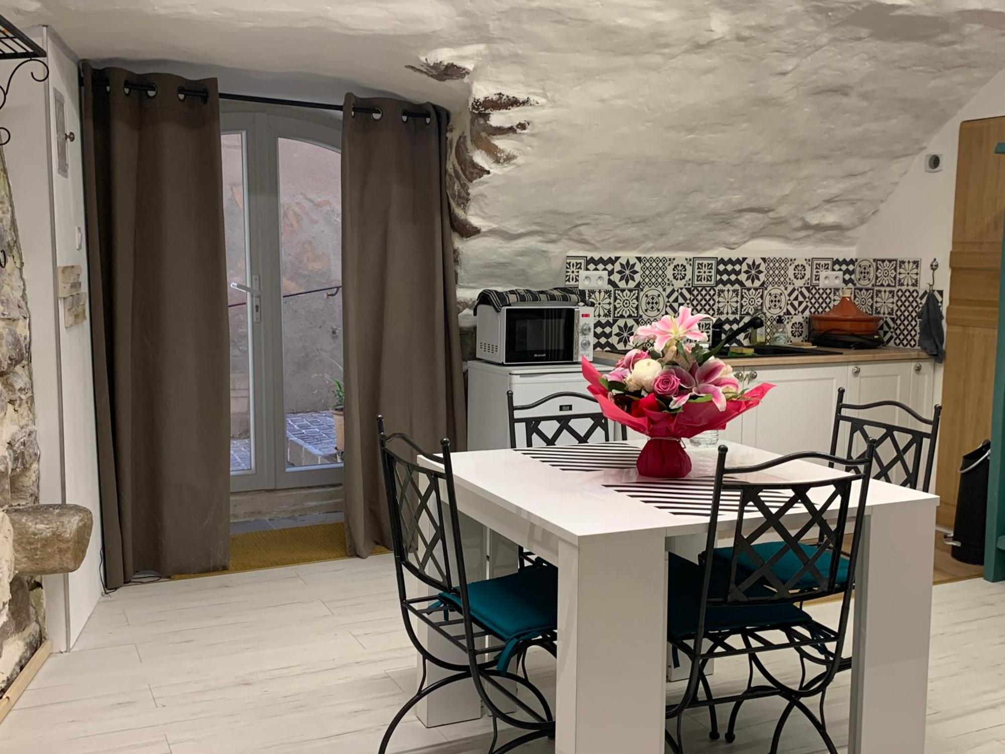 Dans Le Charme De La Pierre Apartment Ла Гард Екстериор снимка