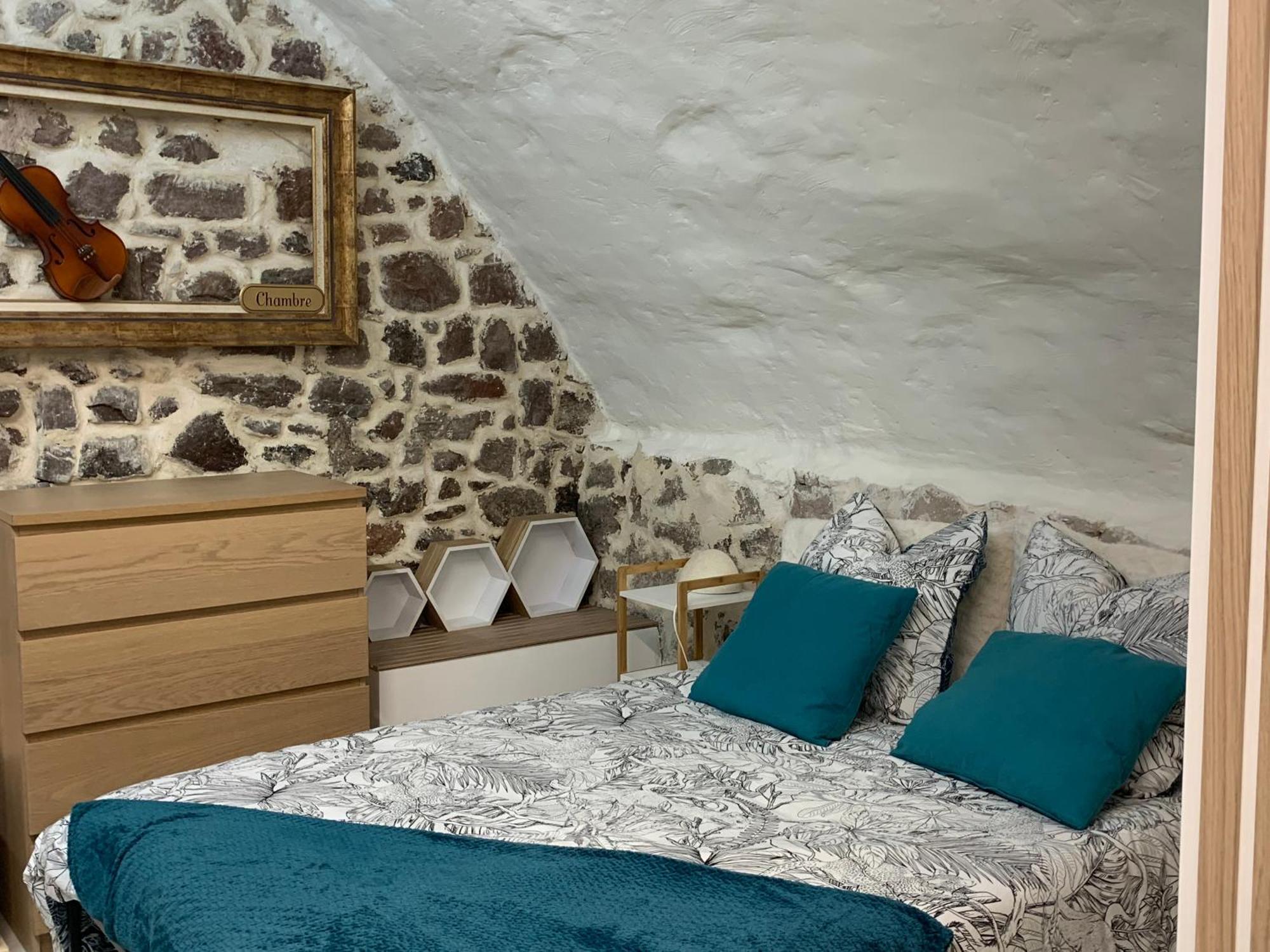 Dans Le Charme De La Pierre Apartment Ла Гард Екстериор снимка
