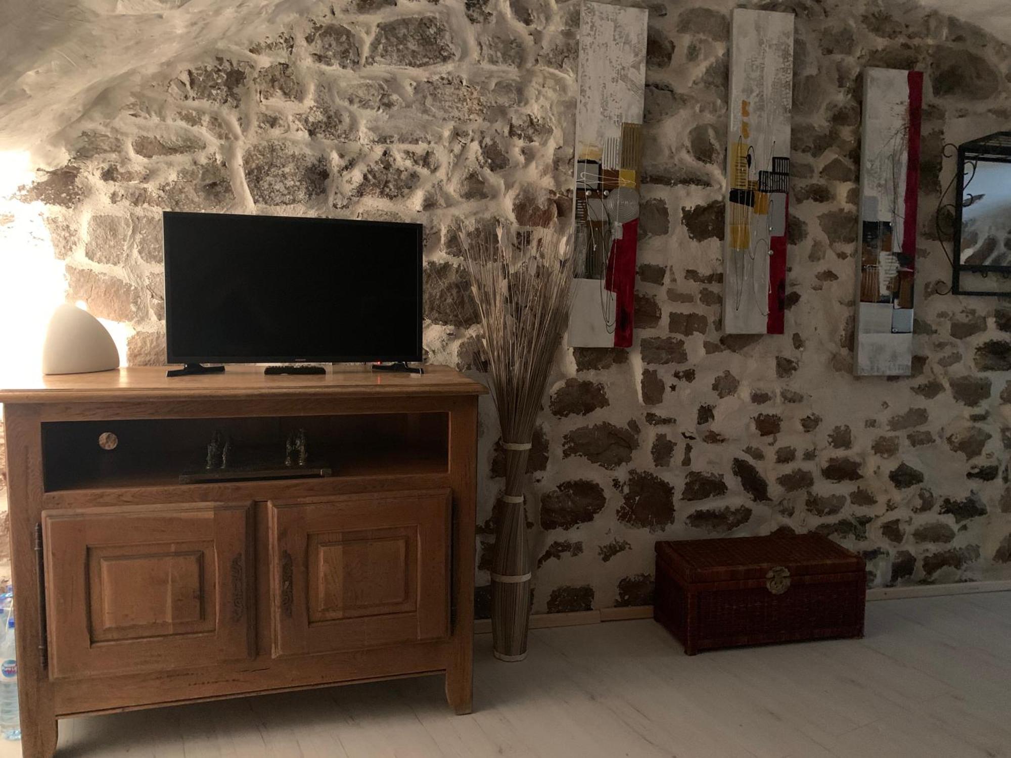 Dans Le Charme De La Pierre Apartment Ла Гард Екстериор снимка