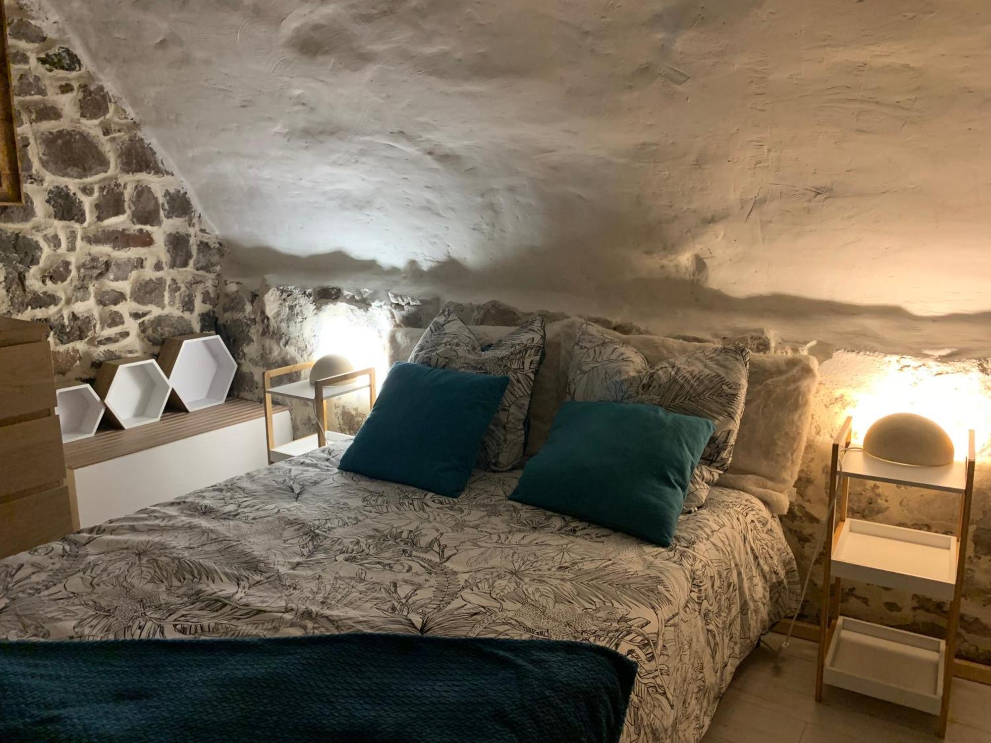 Dans Le Charme De La Pierre Apartment Ла Гард Екстериор снимка